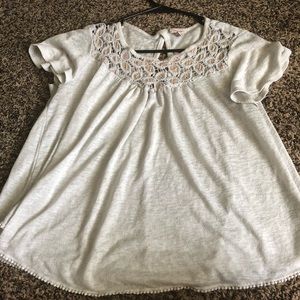 Short sleeve off white t-short.